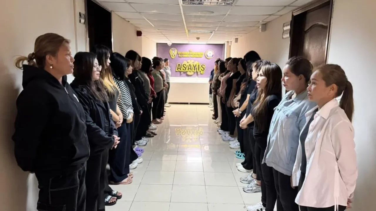 SPA ve masaj salonlarına baskın! Ka&ccedil;ak &ccedil;alıştırılan 31 Taylandlı kadın yakalandı