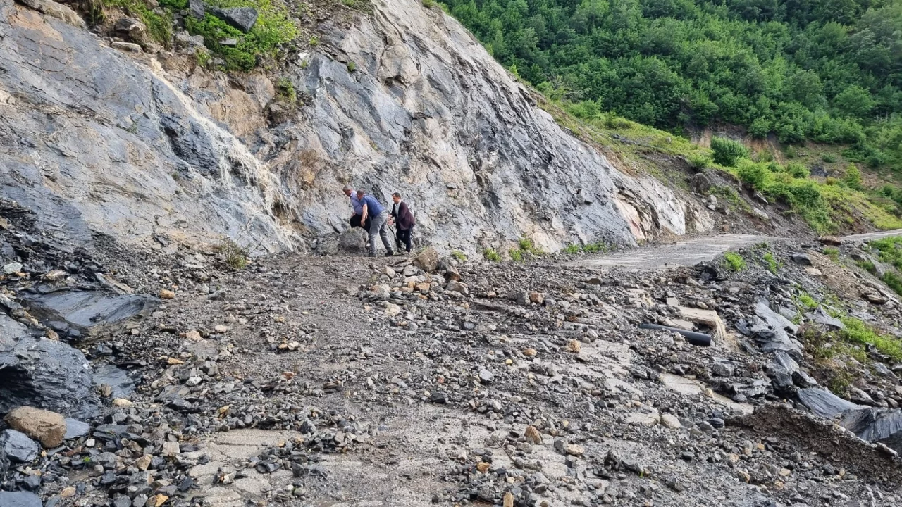 Heyelan k&ouml;y ulaşımını kesti, vatandaşlar halatla ge&ccedil;mek zorunda kaldı