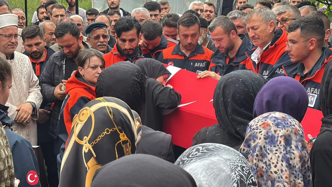 AFAD personeline acı veda! Cenaze namazını babası kıldırdı