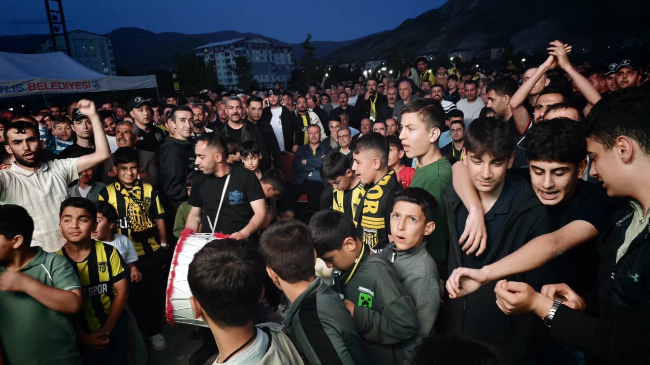 Bitlis'te 3. Lig'e yükselme coşkusu! Taraftarlar sokağa döküldü...