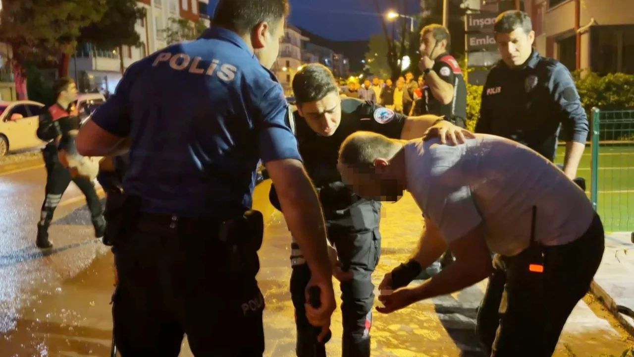 &Ouml;fkeli baba kızını rahatsız eden gencin kulağını kesti! 2 yaralı var...