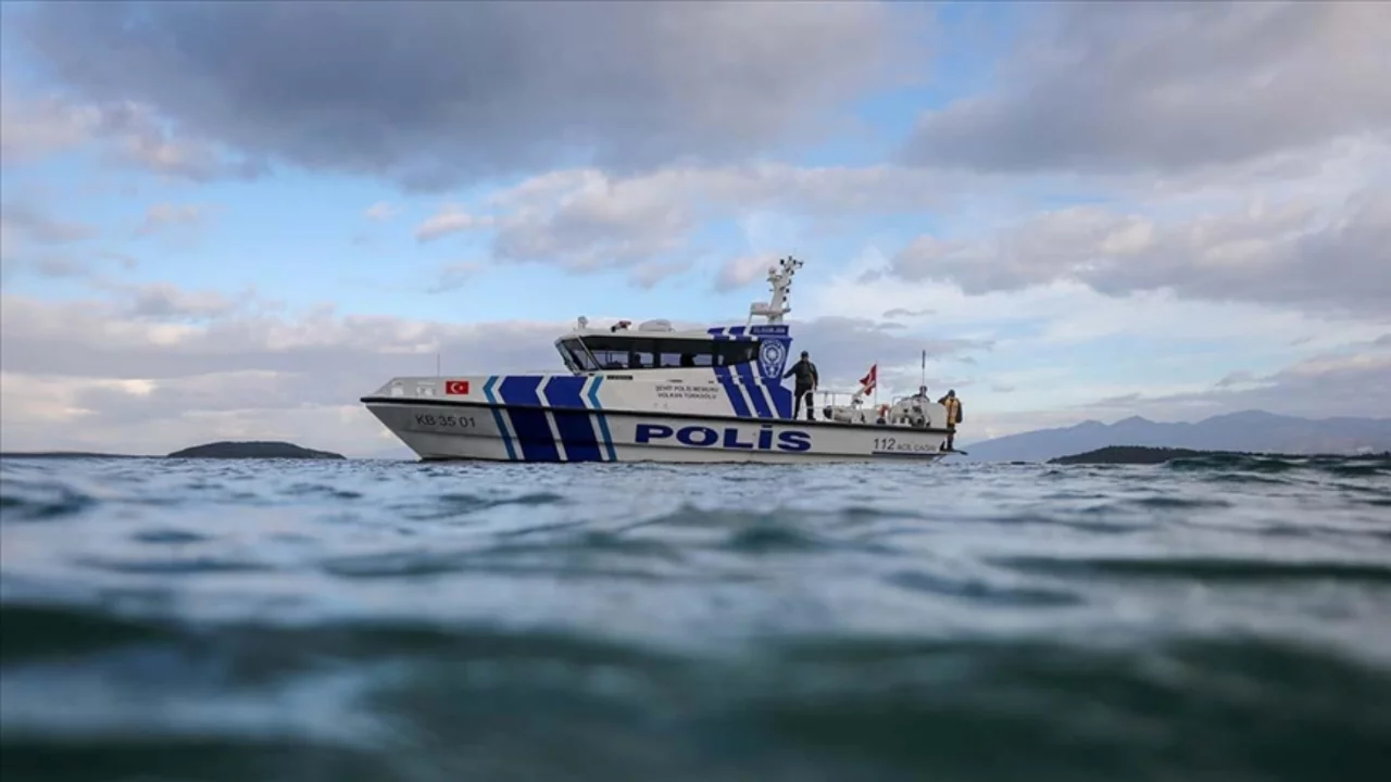 Su almaya başlayan teknedeki 6 kişi deniz polisi tarafından kurtarıldı