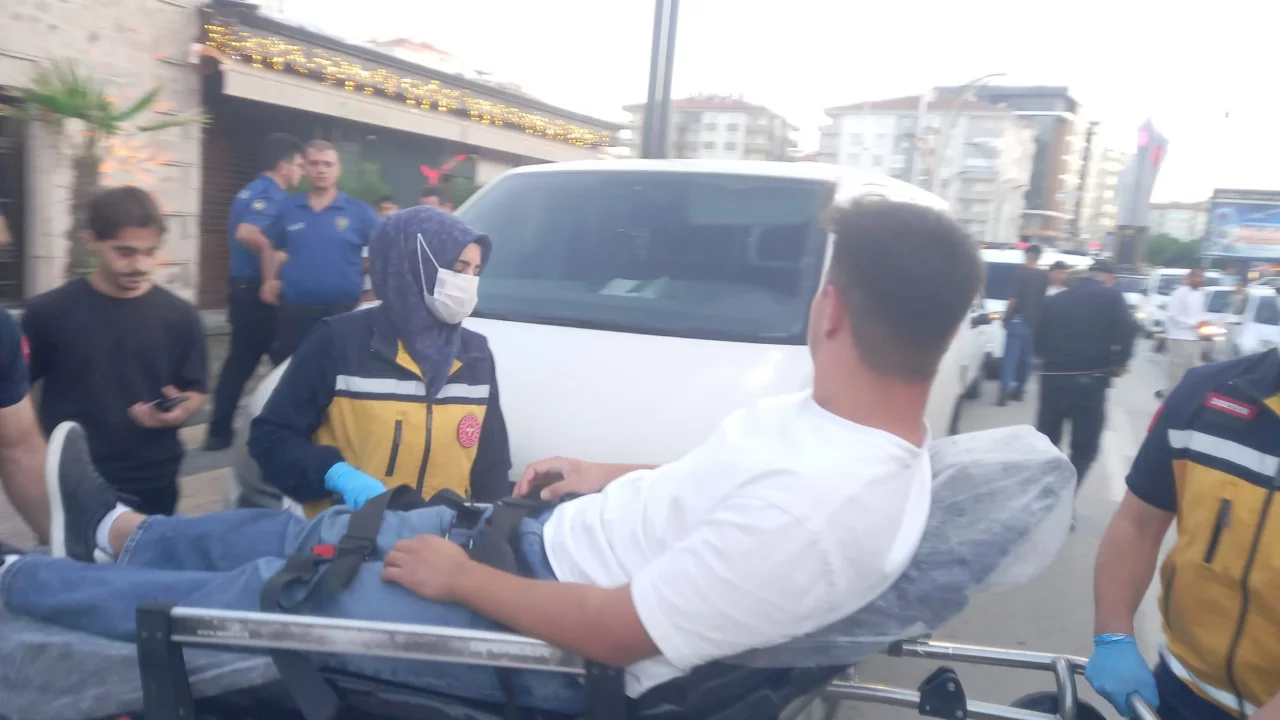 Kaldırımda y&uuml;r&uuml;rken dehşeti yaşadı! "Neden yan baktın?" tartışması bı&ccedil;aklı saldırıya d&ouml;n&uuml;şt&uuml;...
