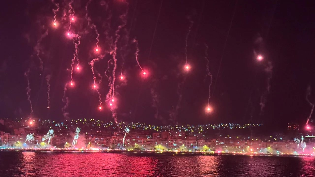 G&ouml;ztepe 101 yaşında: İzmir sarı-kırmızı meşalelerle aydınlandı