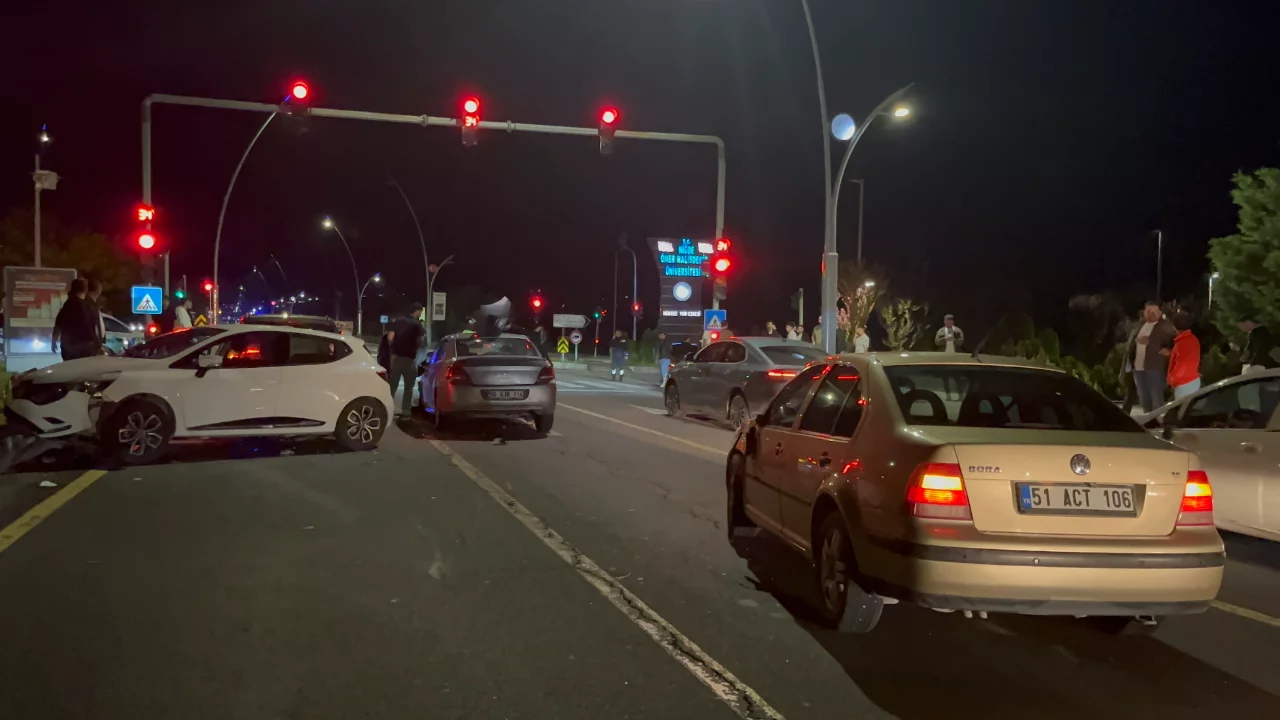 Niğde'de 5 ara&ccedil;lı zincirleme kaza! Yaralılar var...