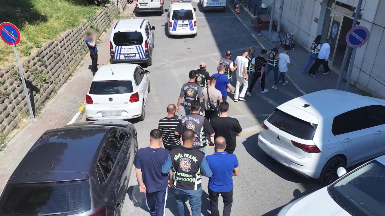 Konvoy yapıp trafiği kilitlemişlerdi! Cezayı yediler...