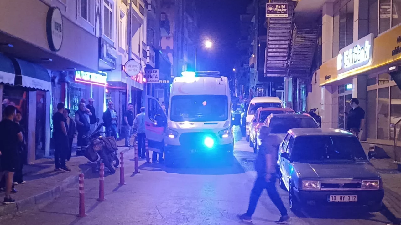Bursa'da gece vakti hareketli anlar! Bir anda sokak ortasında bağırıp kendini yaraladı...