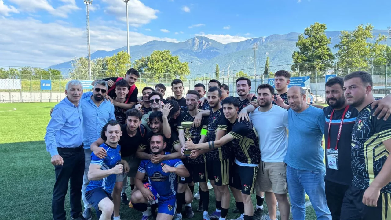 Orhangazi futbolunda &ccedil;ifte sevin&ccedil;! Şampiyonlar kupalarını aldı