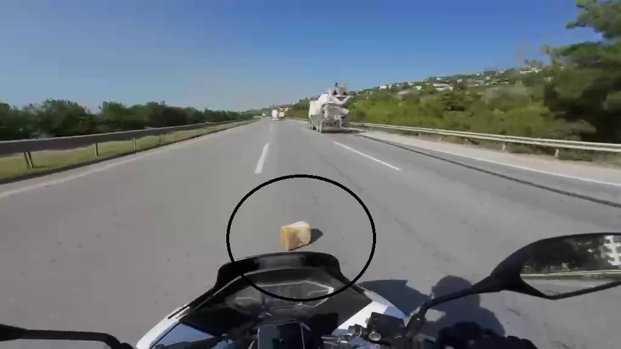 Mikserden düşen malzeme motosikletliyi ölümle burun buruna getirdi!