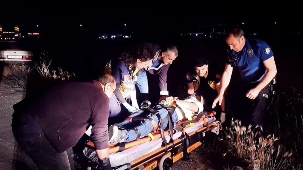 Otomobilde tartıştığı arkadaşı tarafından bıçakla yaralandı