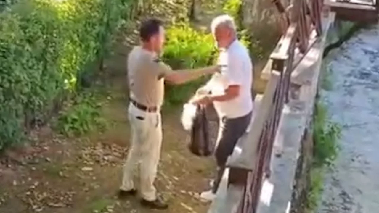 Akşemseddin T&uuml;rbesi'nde tepki &ccedil;eken olay! Bah&ccedil;ede alkol alan şahıs b&ouml;lgeden uzaklaştırıldı
