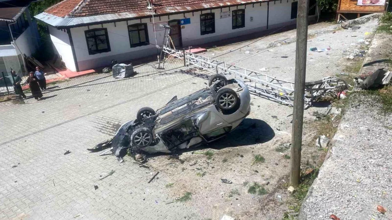 Takla atan otomobil aydınlatma direğine &ccedil;arptı, direği devirdi