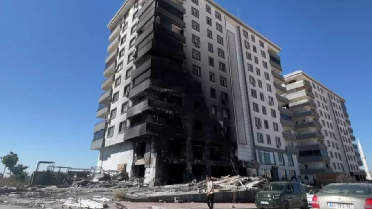 10 katlı binada geceyi aydınlatan yangın! İş yeri ve daireler kullanılamaz hale geldi