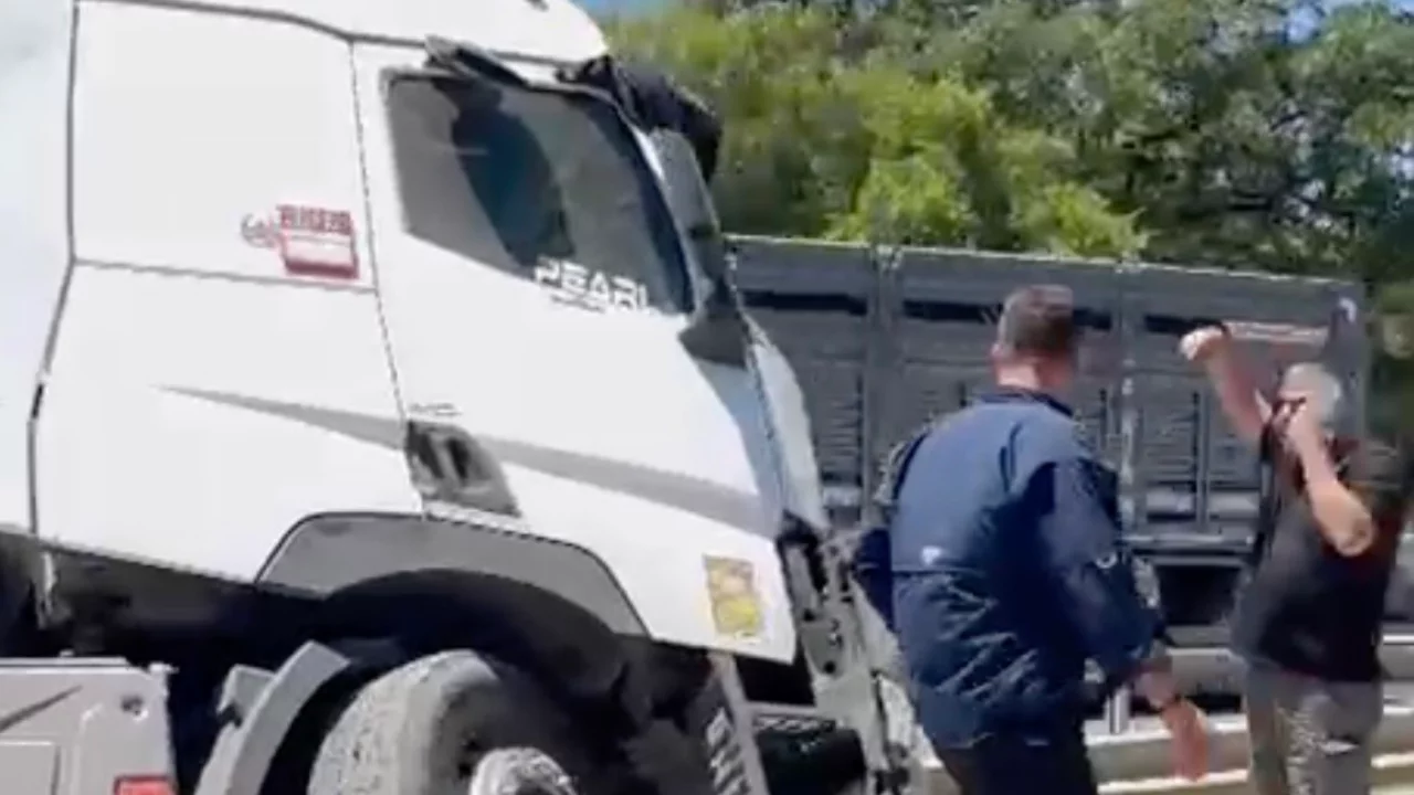 Karacabey'de ön lastiği patlayan tır refüje girdi