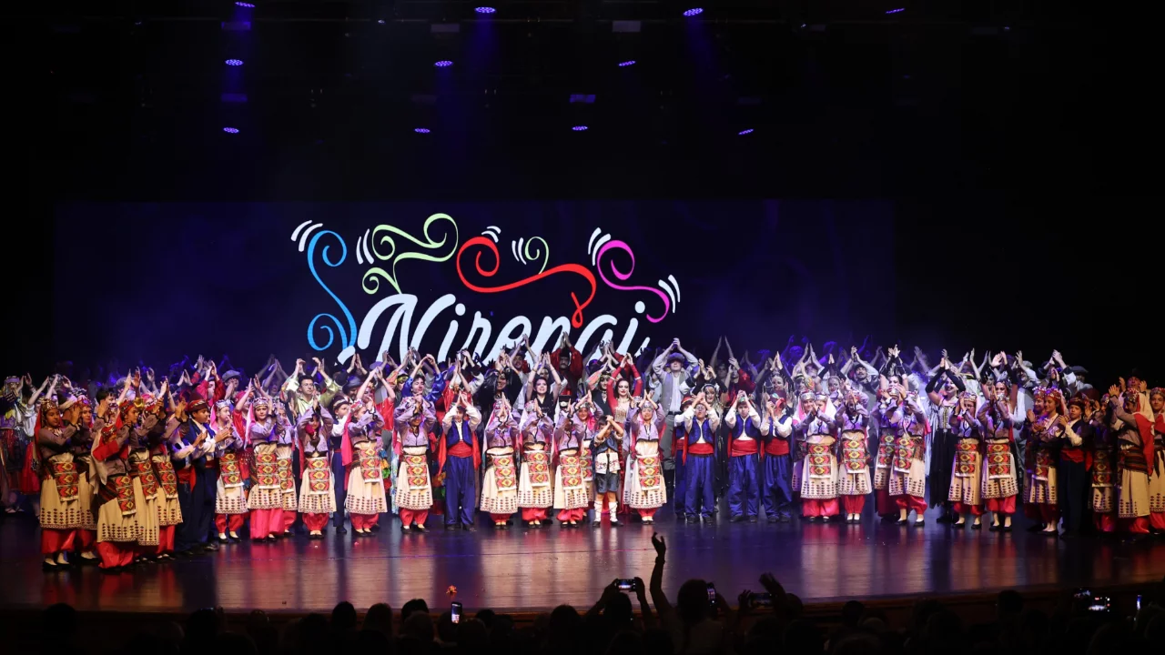 Bursa'da 300 dansçının muhteşem performansı! Ayakta alkışlandılar...