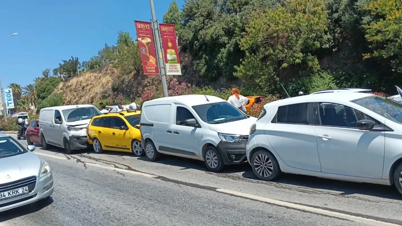 Bodrum'da zincirleme kaza! 5 araç çarpıştı 