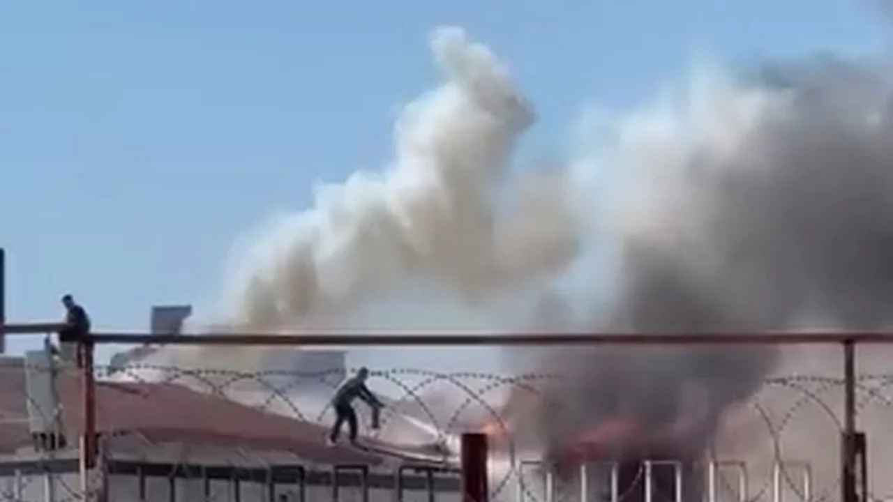 Ataşehir'de 3 katlı binanın &ccedil;atısında yangın &ccedil;ıktı!