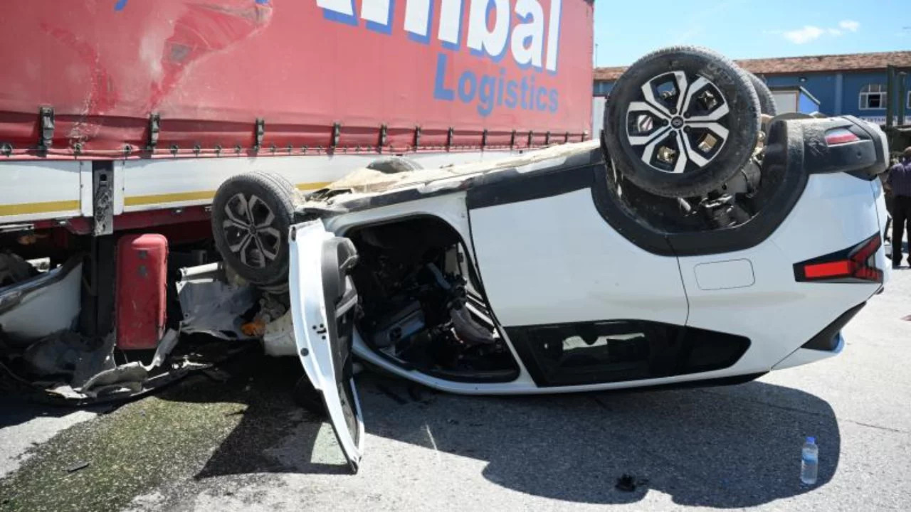 Kavşakta &ouml;l&uuml;mc&uuml;l &ccedil;arpışma: SUV ara&ccedil; devrildi! &Ouml;l&uuml; ve yaralılar var...