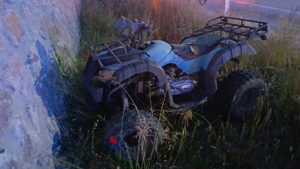 ATV'ye yardım ederken emniyet şeridinde dehşet: Otomobilin çarptığı adam ağır yaralandı