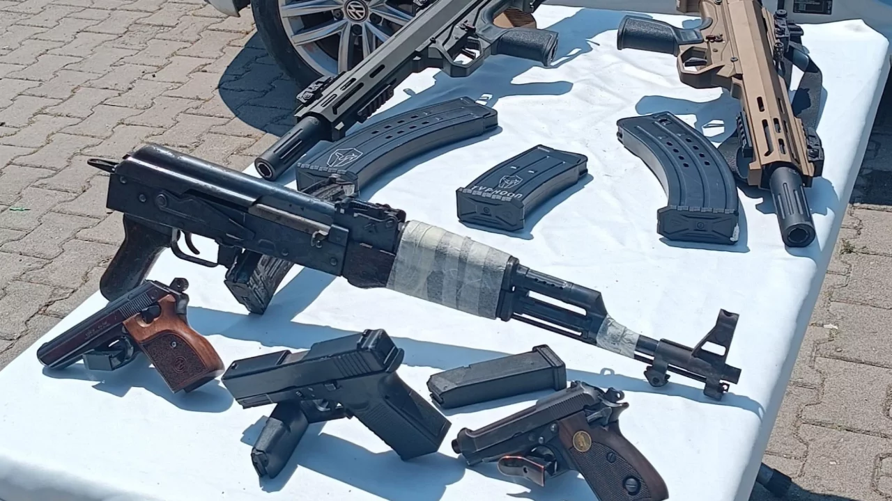 Cezaevi &ouml;n&uuml;nde ara&ccedil; gasp edip 2 kişiyi yaralamışlardı! Yakalandılar...