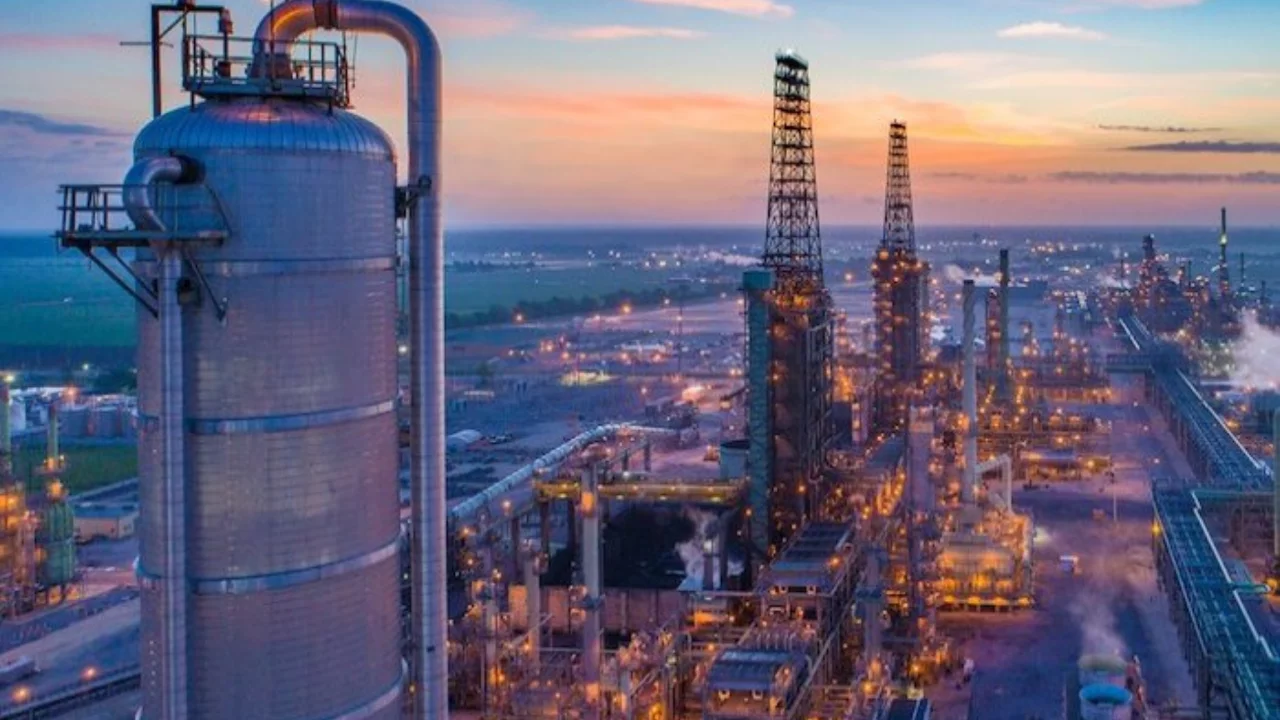 ABD'de petrol rezervleri son 43 yılın en d&uuml;ş&uuml;k seviyesinde! İran savaşı piyasaları sarstı...