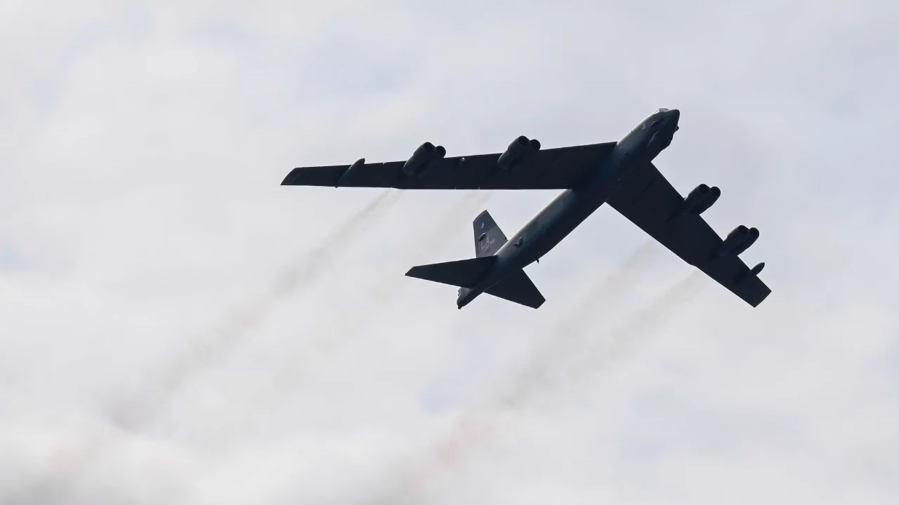 ABD'de ağır bombardıman uçağı kalkıştan sonra düştü! 