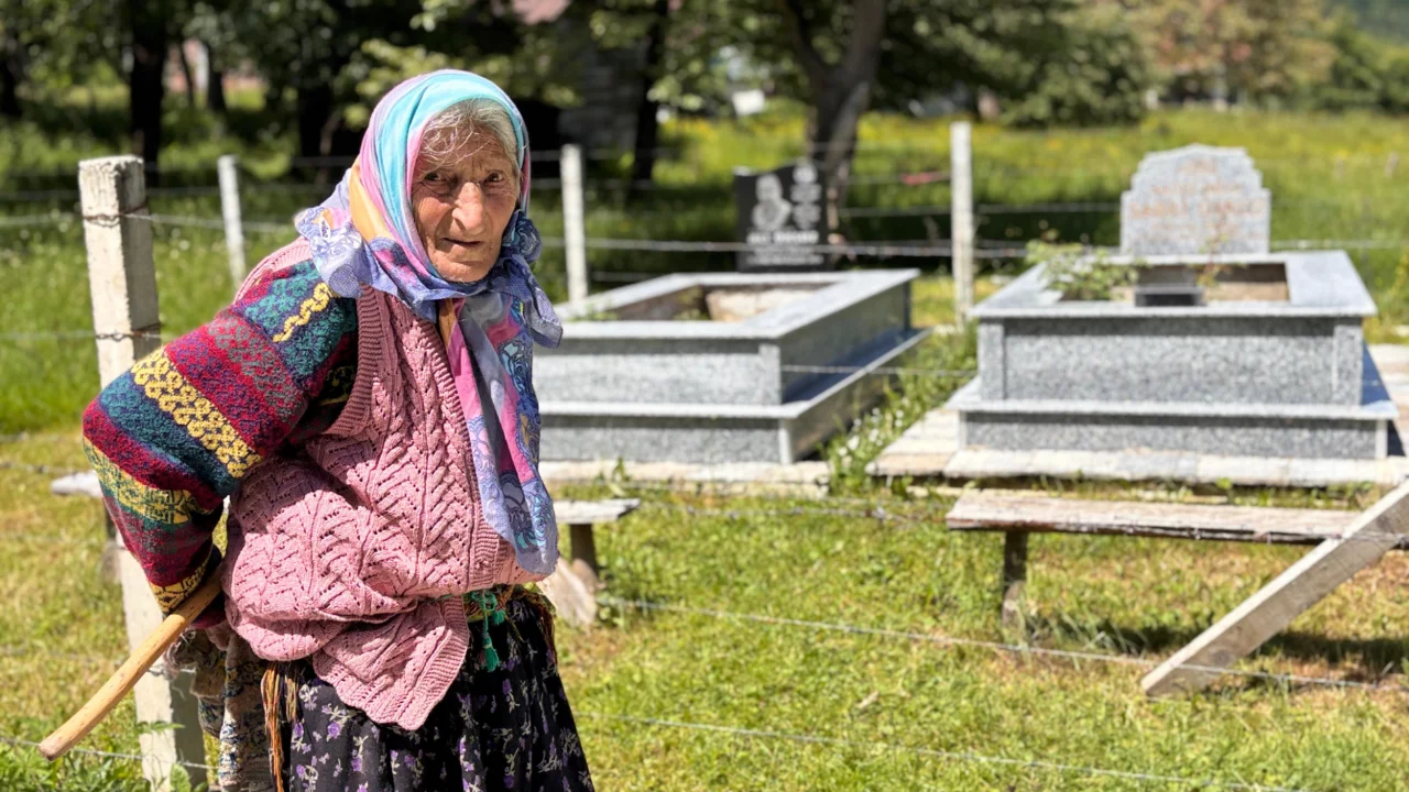 Ayağında kara lastik, elinde baston: Eşi ve oğlunun mezarından ayrılmıyor