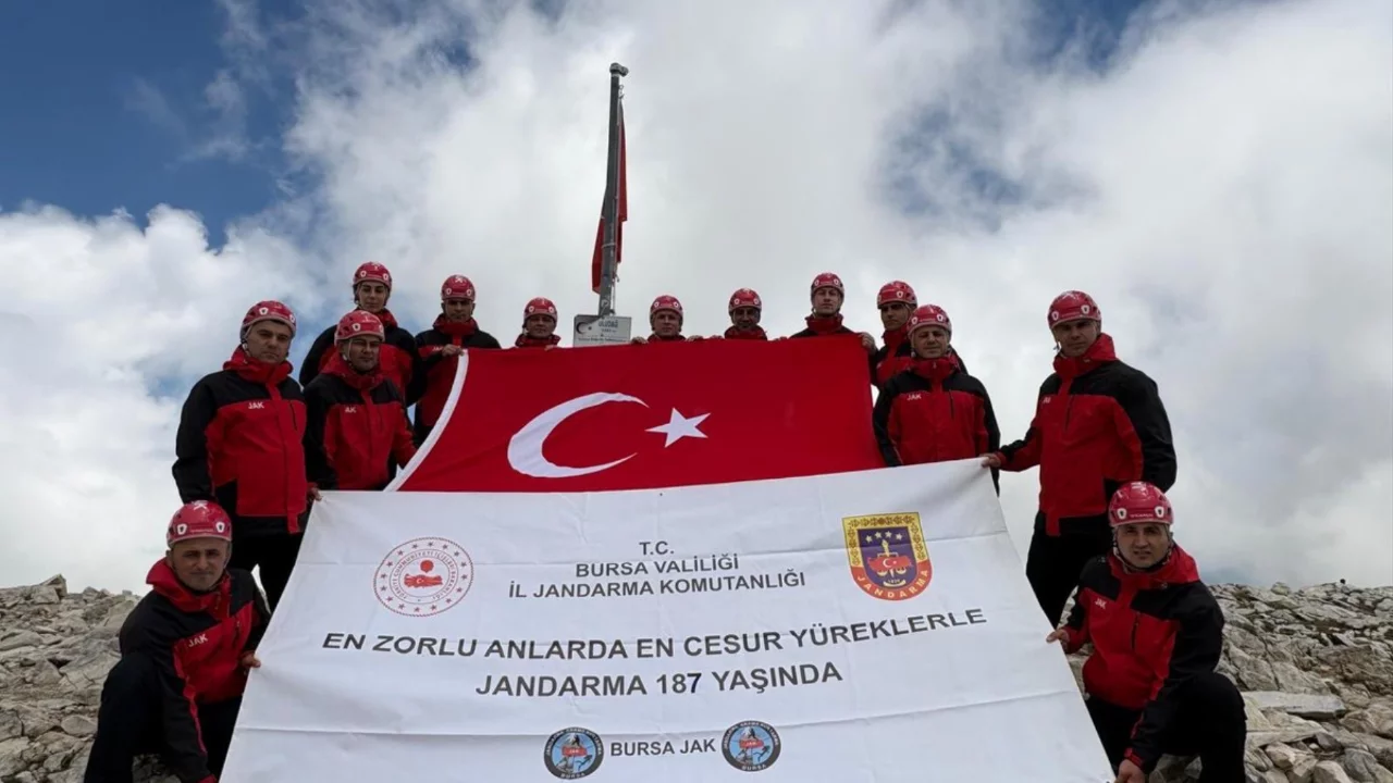 BURSA JAK Timlerinden Uludağ'ın zirvesinde anlamlı kutlama!