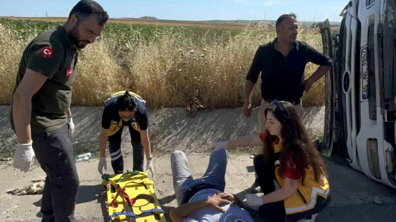Tekirdağ'da moloz yüklü kamyon devrildi