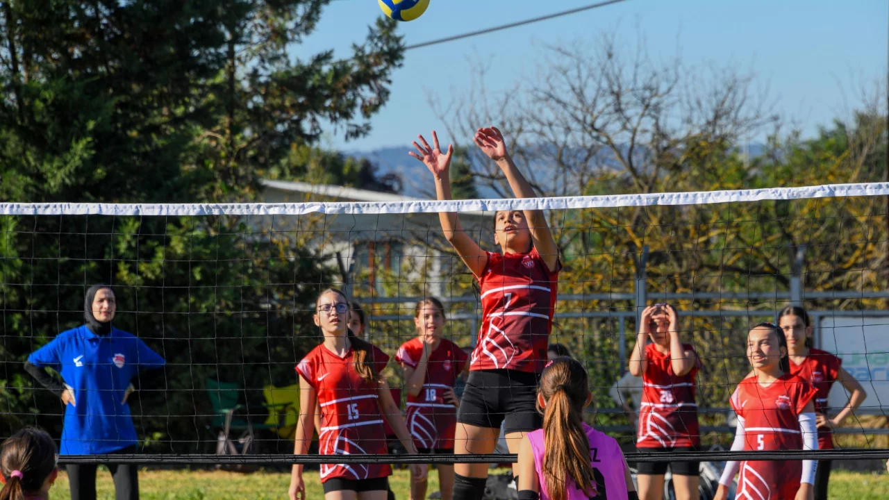 Geleceğin voleybolcuları Osmangazi'de yetişiyor