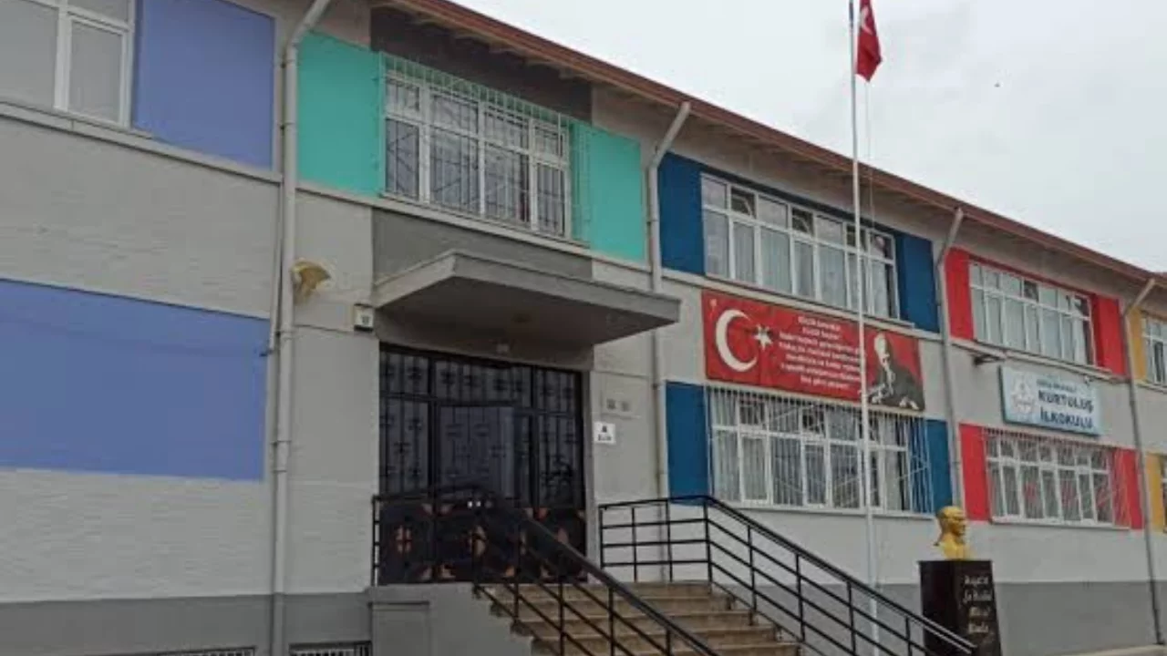 Depreme dayanıksız raporu verilmişti! Bursa'daki o okulda iki blok yıkılıyor...