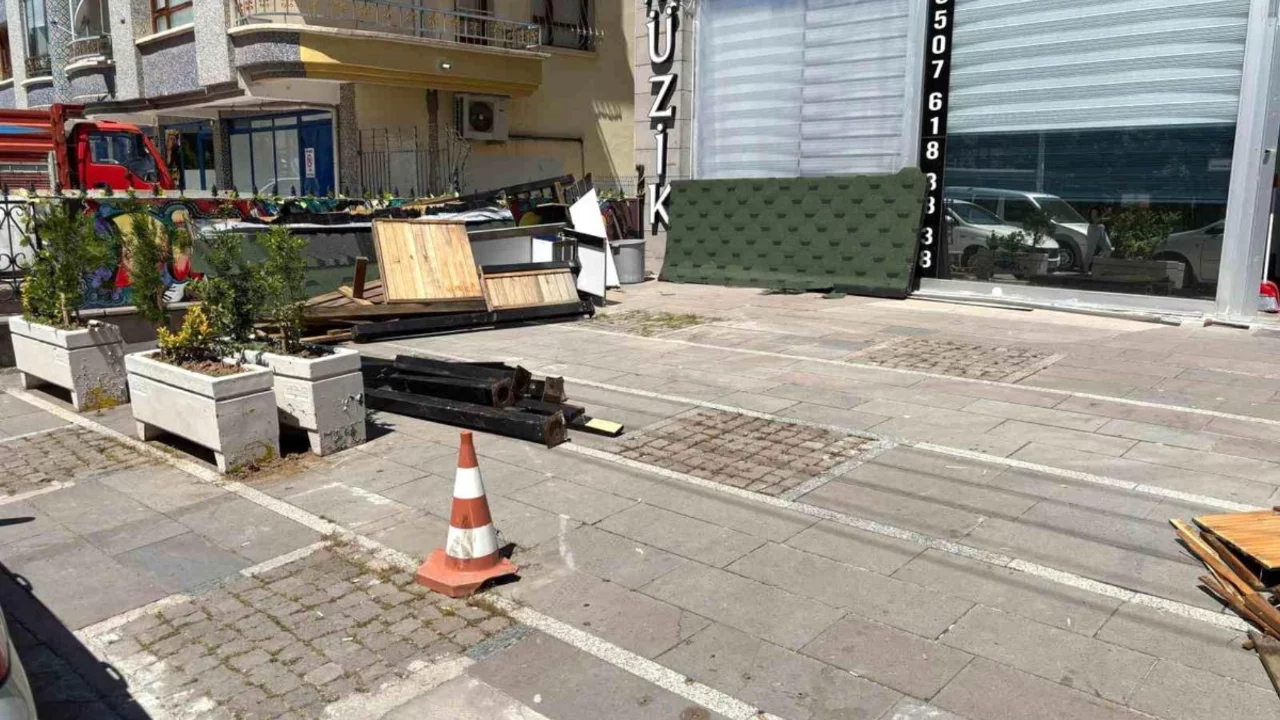 Otomobilinin pedallarını karıştıran sürücü dükkana daldı