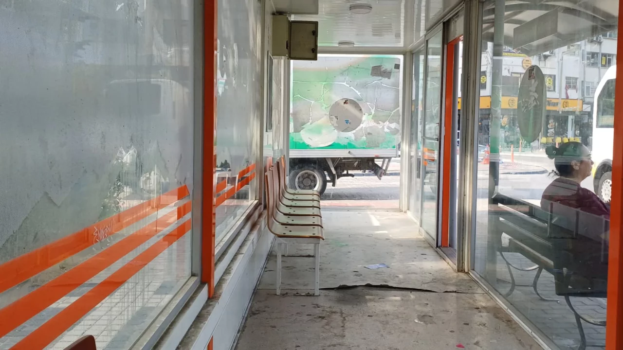 Gemlik Meydanı'nda otob&uuml;s durakları bakım ve temizlik bekliyor