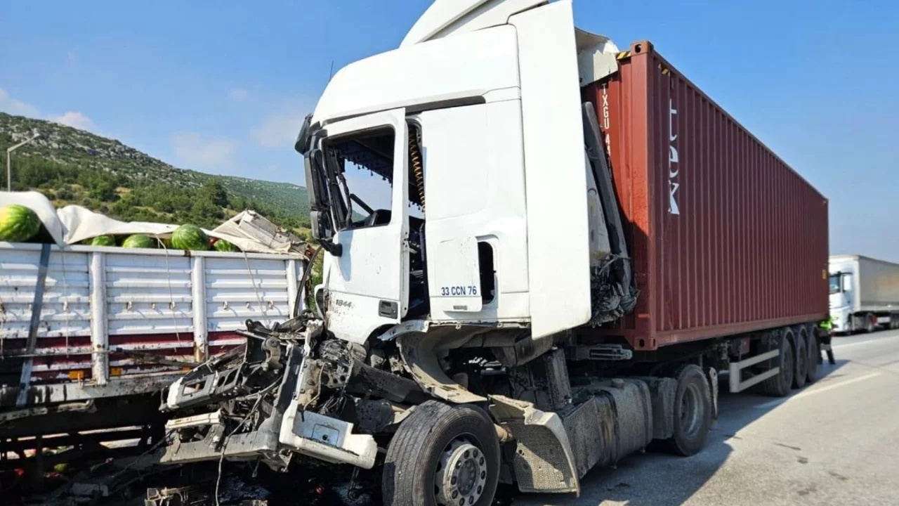Otoyolda tırlar çarpıştı! 