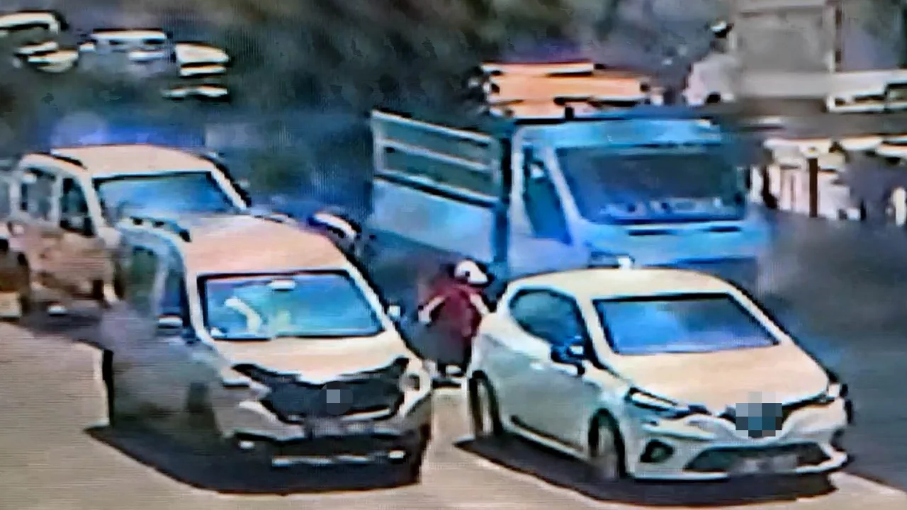 Adana'da dehşete d&uuml;ş&uuml;ren kaza! &Ccedil;ocuğun &uuml;zerinden iki ara&ccedil; birden ge&ccedil;ti...