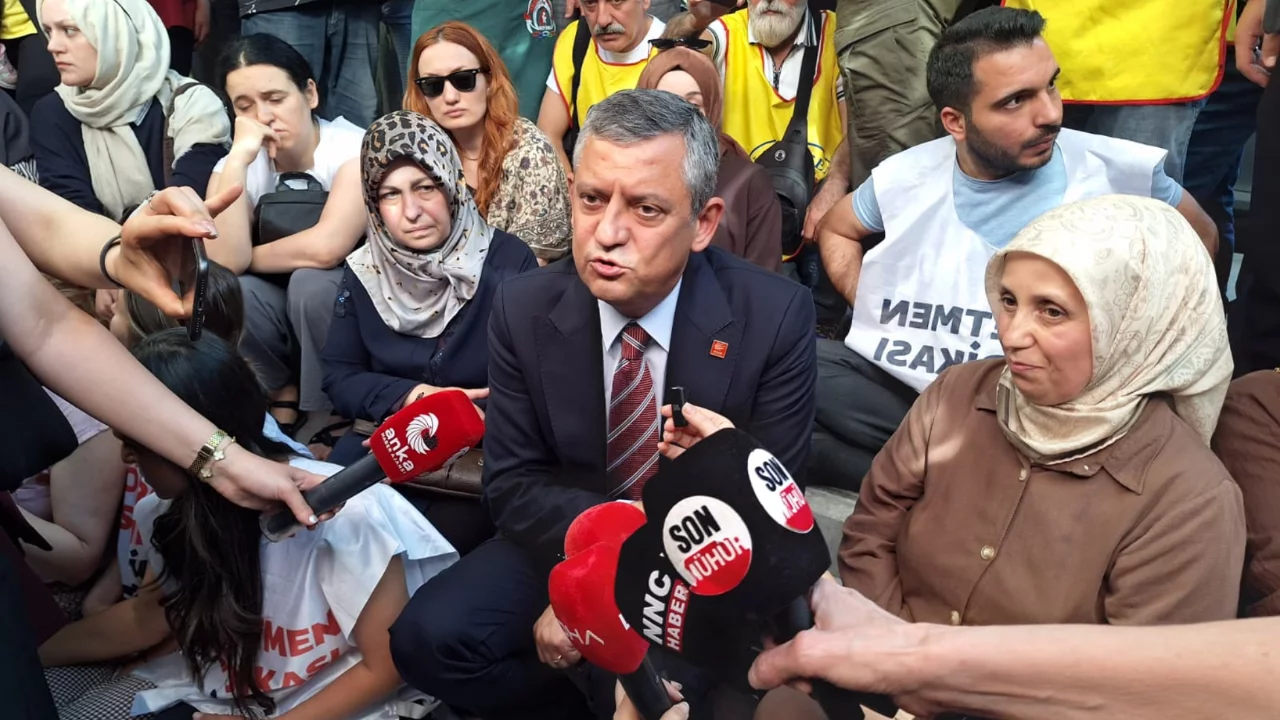 Özgür Özel: Öğretmenlerin hakkını verin, bu işin siyaseti yok 