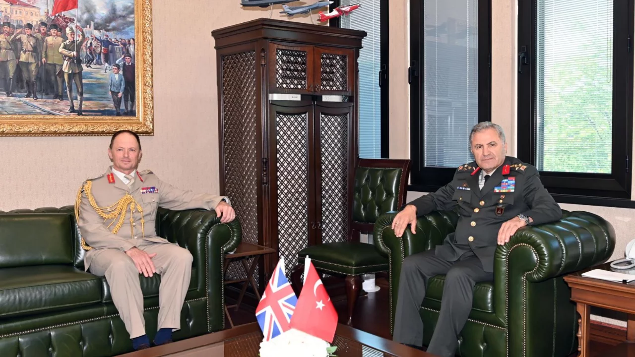 Orgeneral Tokel, İngiliz mevkidaşı Orgeneral Walker ile g&ouml;r&uuml;şt&uuml;