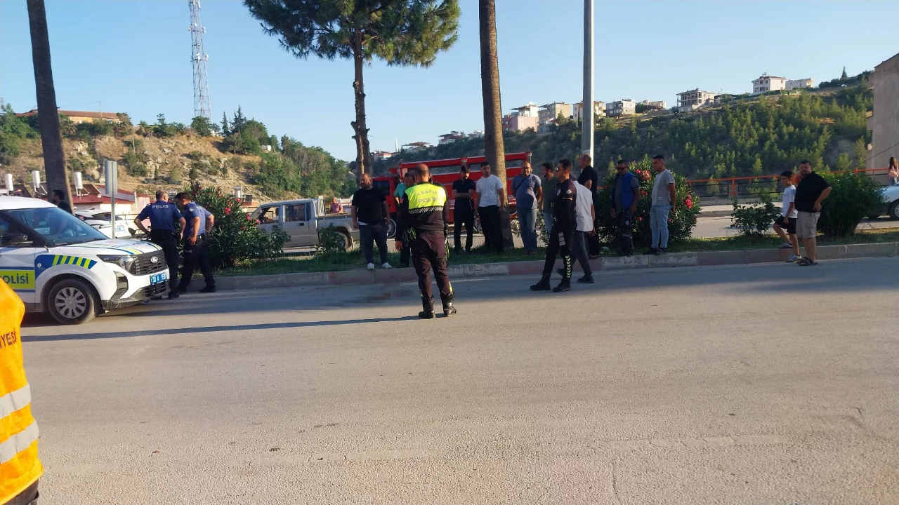 Mersin'de direğe &ccedil;arpan motosiklet s&uuml;r&uuml;c&uuml;s&uuml; kurtarılamadı