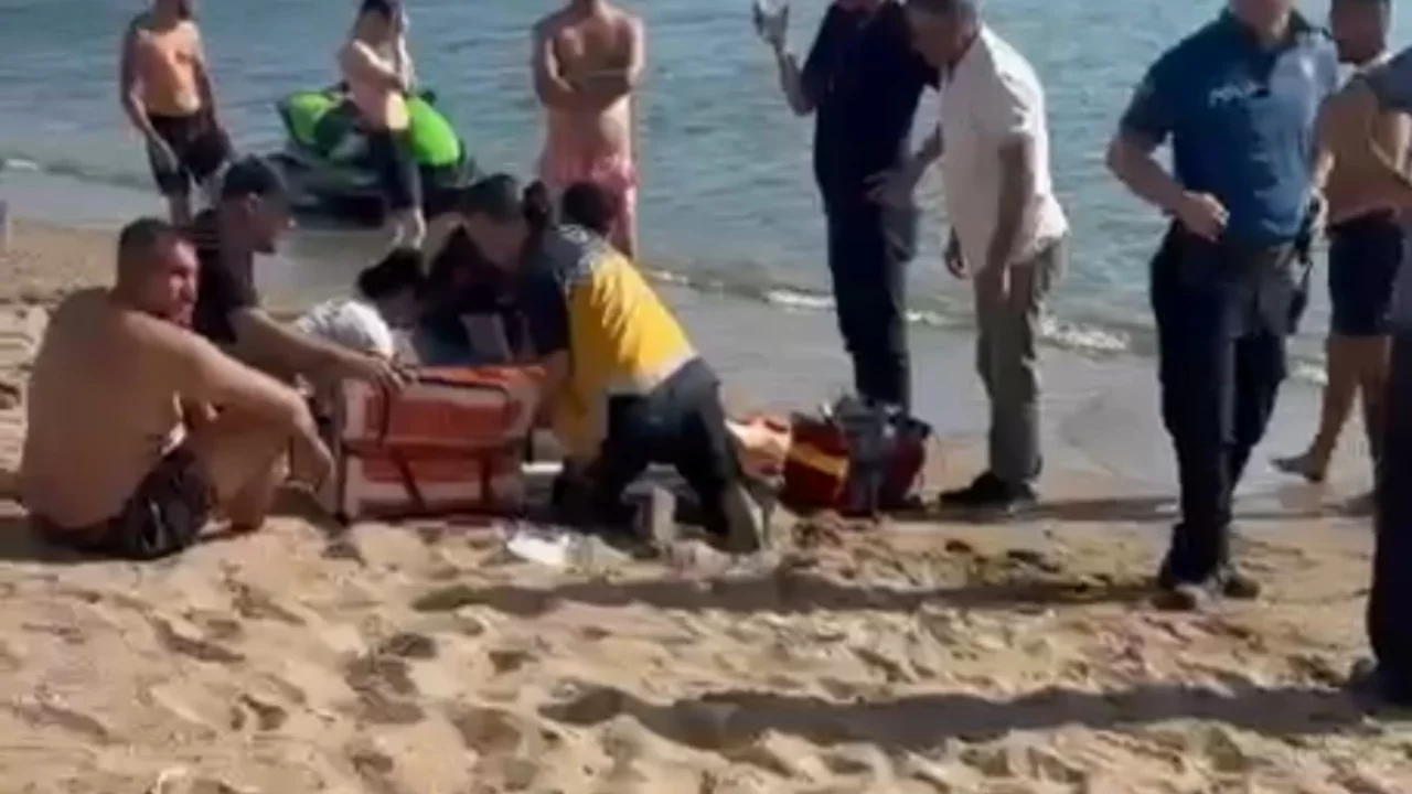 Denize giren 2 kardeşten biri boğularak yaşamını yitirdi