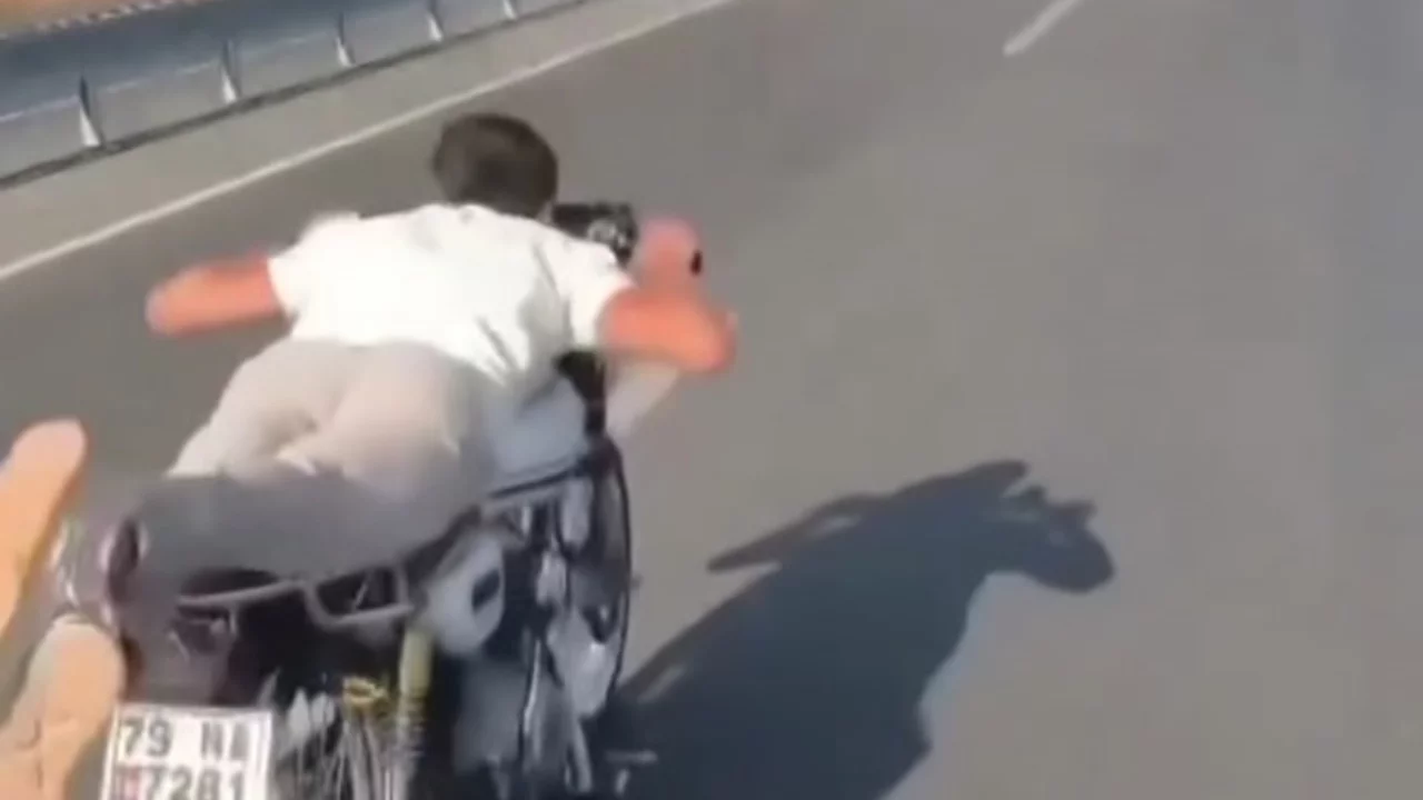 Trafikte tehlikeli hareketler yapan motosiklet sürücüsüne sert ceza!