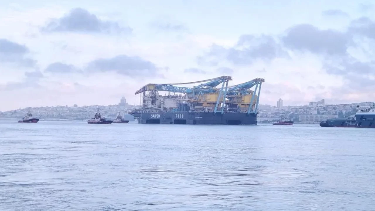 Dev vin&ccedil; gemisi İstanbul Boğazı'na giriş yaptı!