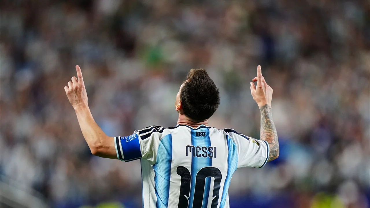 Messi bu D&uuml;nya Kupası'na da damga vuruyor! Cezayir'i tek başına yıktı