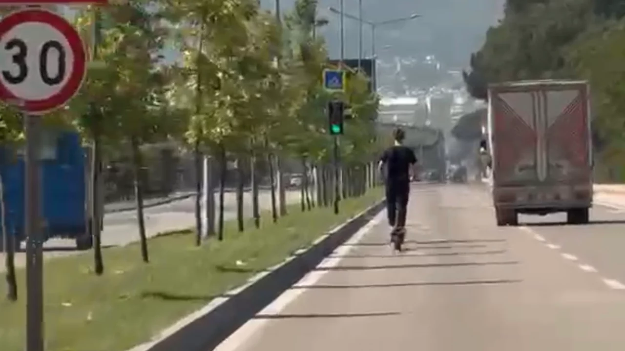 Bursa'da tehlikeli scooter s&uuml;r&uuml;ş&uuml; kamerada: Trafikte 90 km hızla ilerledi...