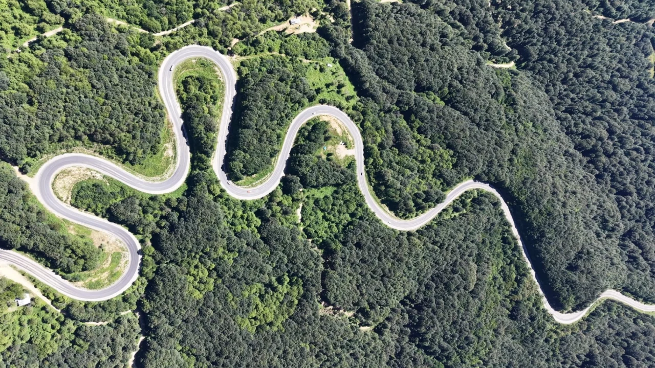 Bursa yolunda kartpostallık manzara: Dağ yolu dronla g&ouml;r&uuml;nt&uuml;lendi