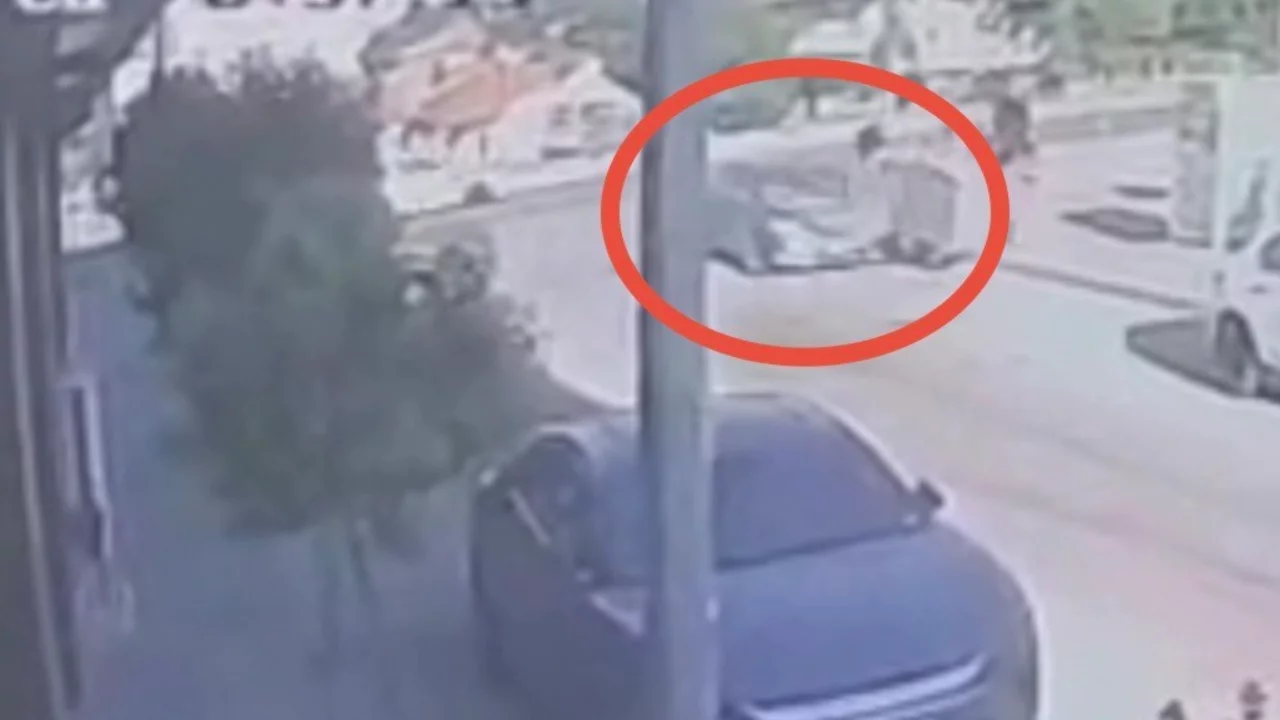 Bursa'da ehliyetsiz s&uuml;r&uuml;c&uuml; dehşeti! Otomobil mağazaya daldı milyonluk zarar oluştu...