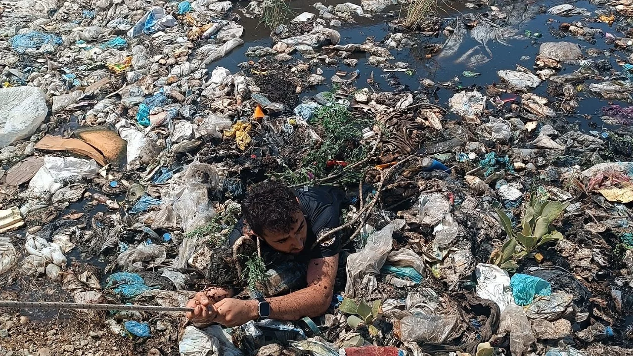 Yangın müdahalesinde korku dolu anlar! İtfaiye eri bataklığa saplandı