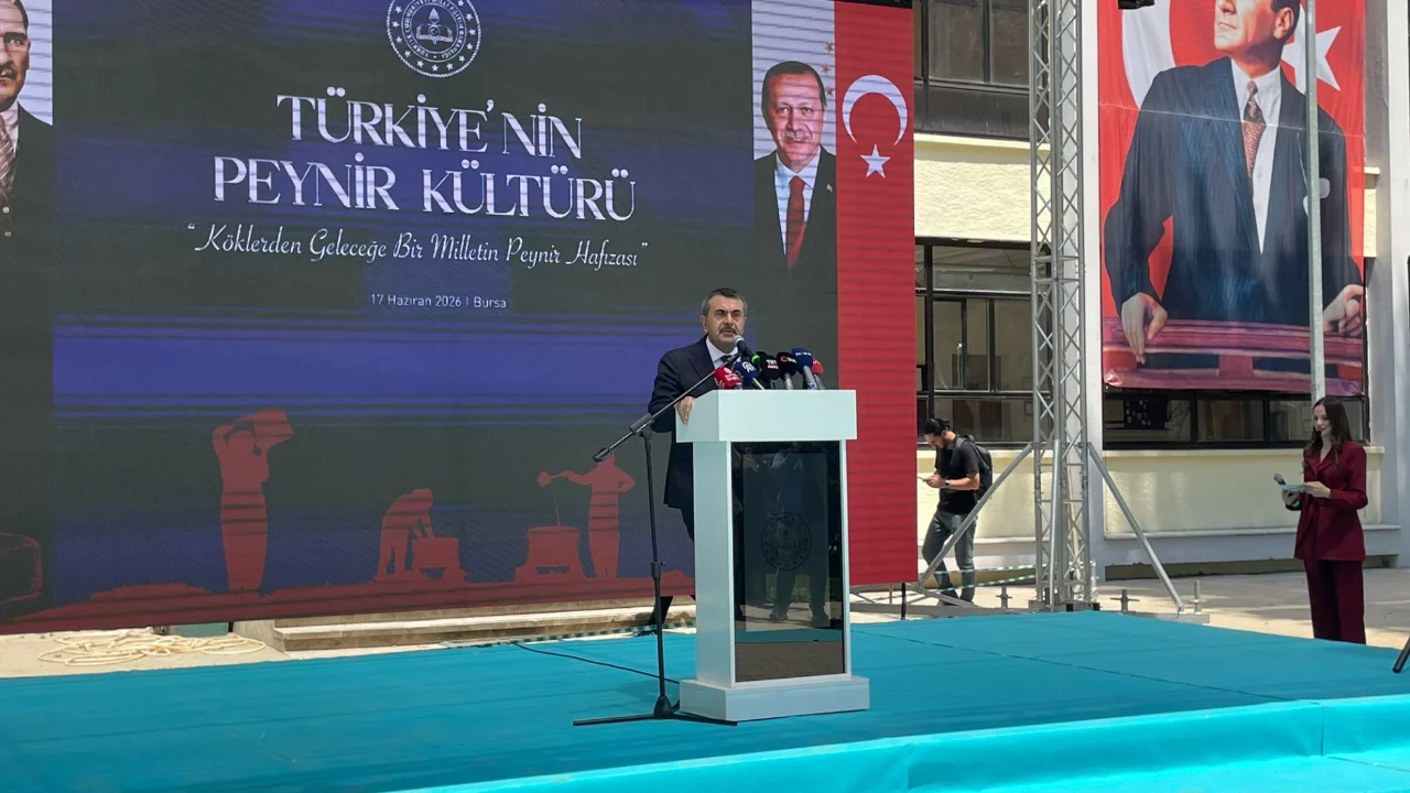 Bakan Tekin Bursa'da &ccedil;ay i&ccedil;ti, t&uuml;rk&uuml;lere eşlik etti