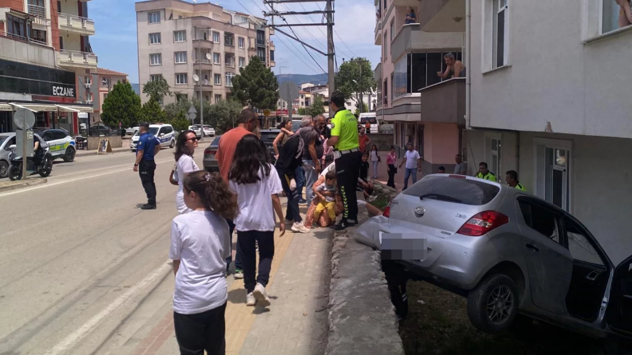 Bursa'da korkun&ccedil; kaza! Site bah&ccedil;esine u&ccedil;tu 2 &ccedil;ocuk yaralandı