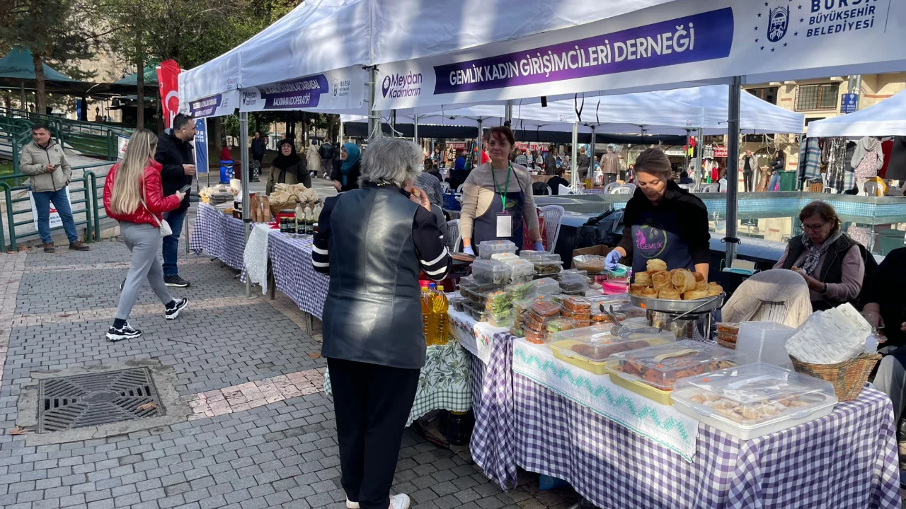 Bursa'da kadın emeği Heykel'e taşınıyor: Hafta sonu bu meydanda buluşuyorlar!