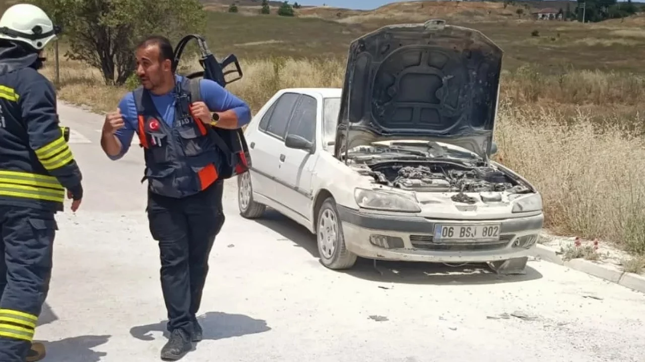 Okul önündeki araç yangınında facia önledi